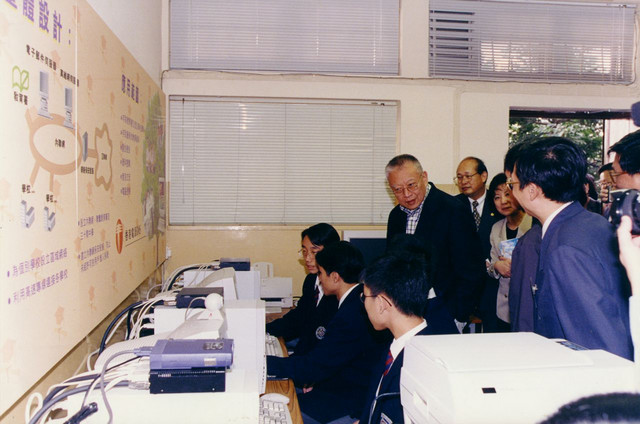 Mr.Tung Visiting Intranet Room.JPG