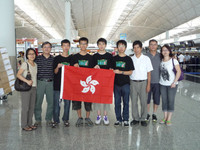 04_hk_team_hk_airport_with_family.jpg